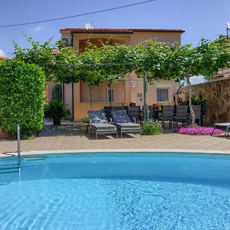 Spacious In With Private Pool * Peroj
