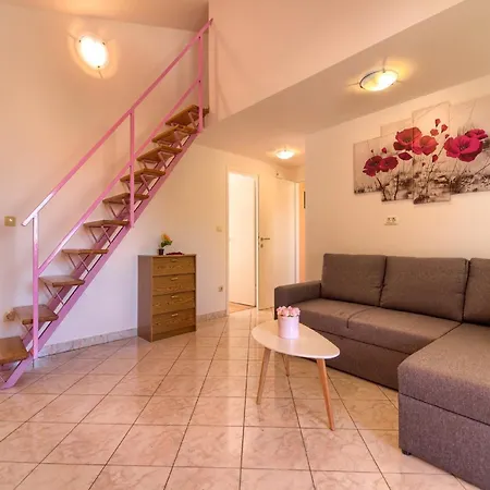 Nyaraló In With Pool Near