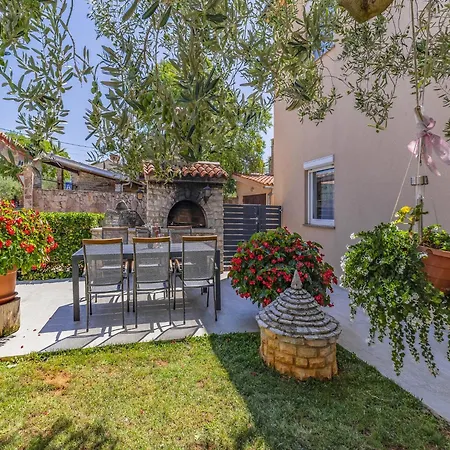 Σπίτι διακοπών In With Pool Near *