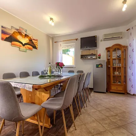 Nyaraló In With Pool Near