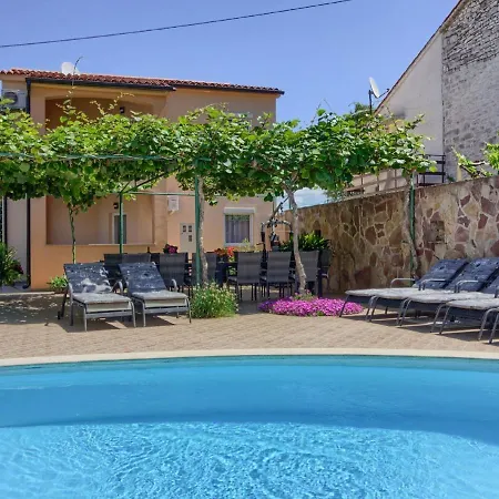 Spacious In With Private Pool *