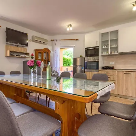 Spacious In With Private Pool * Peroj