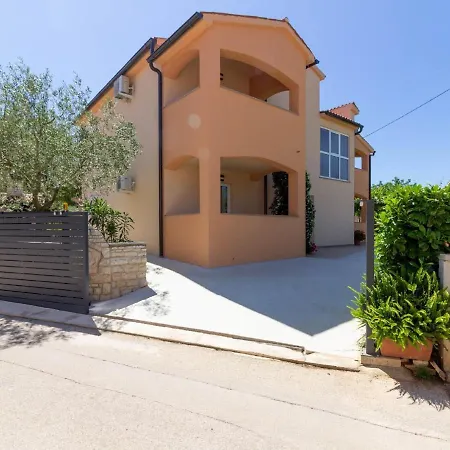Spacious In With Private Pool * Peroj