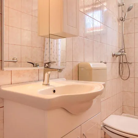 Spacious In With Private Pool Peroj