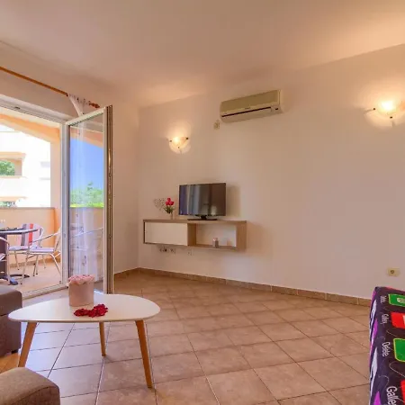 Spacious In With Private Pool Holiday home