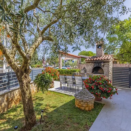 In With Pool Near Ferienhaus