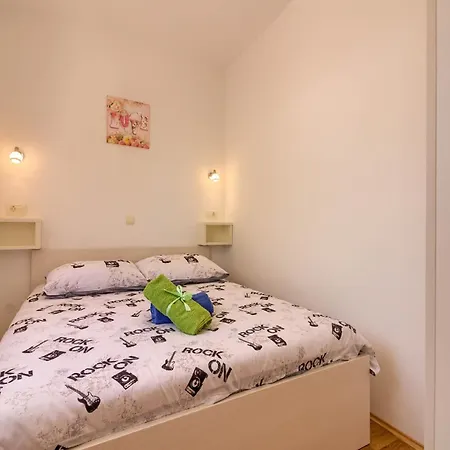 度假居 In With Pool Near